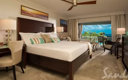 Emerald Beachfront Club Level Junior Suite with Balcony Tranquility Soaking Tub – EBT (4)